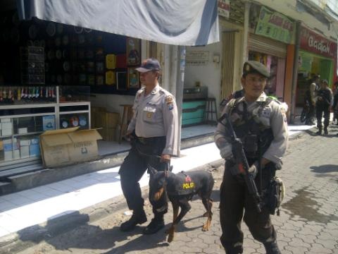 Petugas membawa anjing pelacak mengamankan kawasan pertokoan di Jalan Gajahmada