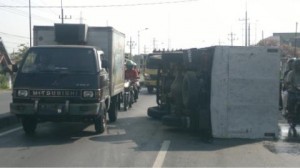 Ban Meletus, Truk Muatan Air Mineral Terguling