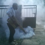 Petugas memfoging wilayah Kedungcangkring yang warganya banyak terserang chikungunya
