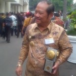 Bupati Sidoarjo H.Saiful Ilah tersenyum menenteng Piala Adipura