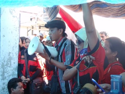 Salah satu perwakilan buruh PT WPSF saat  berorasi di depan pabtik menuntut hak mereka