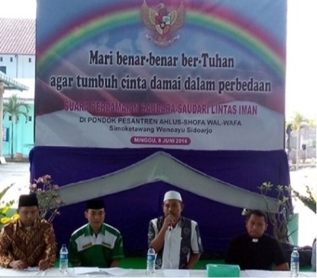 Forum Lintas Agama, Minggu (8/6/2014) berkumpul di Pondok Pesantren Ahlus Shofa  Wal Wafa Desa Simo Ketawang Kecamatan Wonoayu
