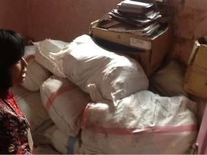 Petugas sedang melihat arsip dari RSUD Sidoarjo yang disimpan di kantor arsip, namun hanya dibungkus karung seperti barang bekas.