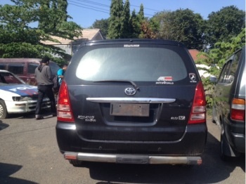 Mobil dinas yang biasanya digunakan Ketua DPRD Sidoarjo Dawud Budi Sutrisno saat diamankan di Mapolres Sidoarjo tanpa plat nomor belakang