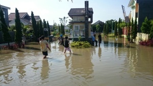 Banjir juga melanda kawasan perumahan sampai sore ini belum surut