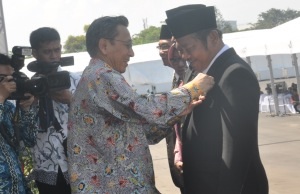 Bupati Sidoarjo Saiful Ilah saat menerima penghargaan Satyalancana Wira Karya dari Wapres Boediono karena berhasil menggerakkan program KB di Sidoarjo