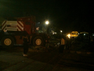 Proses evakuasi kereta dan truk crane