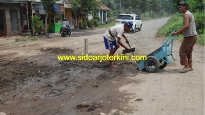 Jalan di kawasan Prambon yang diperbaiki beberapa waktu lalu