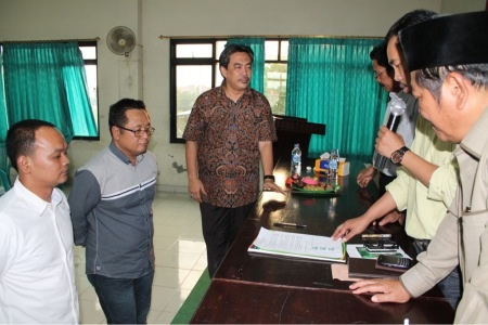 Nur Achmad Syaifudin (kiri), Abdul Kholik (tengah) dan Sullamul Hadi Nurmawan setelah ditetapkan sebagai calon yang akan diusung sebagai Ketua DPRD Sidoarjo