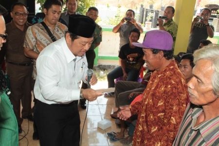 Bupati Sidoarjo Saiful Ilah saat menyerahkan bantuan stimulan perumahan