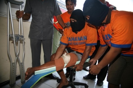 Begal sadis yang terpaksa ditembak kakinya karena melawan saat akan ditangkap