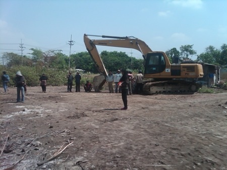 Korban lumpur saat menghentikan pekerja BPLS