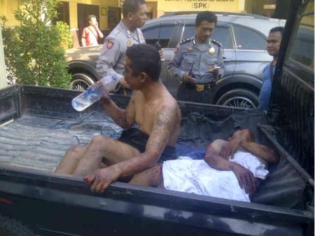 Kondisi dua jambret yang diselamatkan polisi setelah dihajar warga