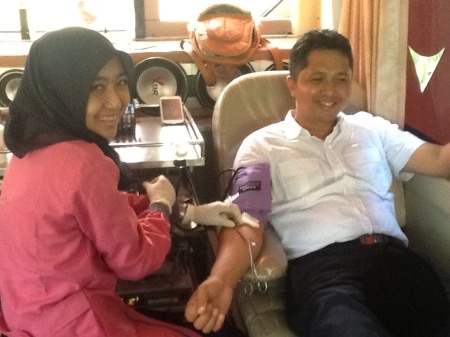 Ketua KNPI Sidoarjo Ari Suryono ikut mendonorkan darahnya dalam rangka peringatan Sumpah Pemuda