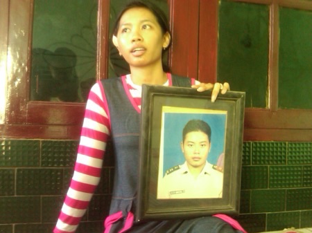 Lisa Fauziyah menunjukkan foto suaminya yang tewas saat ditahan di Polsek Sukodono