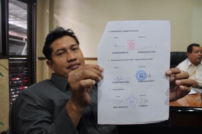 Ketua Fraksi PAN Bangun Winarso menunjukkan surat kesepakatan KMP dalam pembentukan AKD