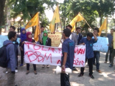 Aktifis PMII saat demo di depan gedung DPRD Sidoarjo