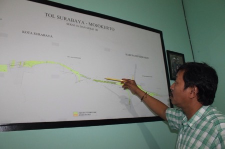 Ketua TPT tol SuMo menunjukkan peta tol yang menghubungkan Surabaya-Mojokerto