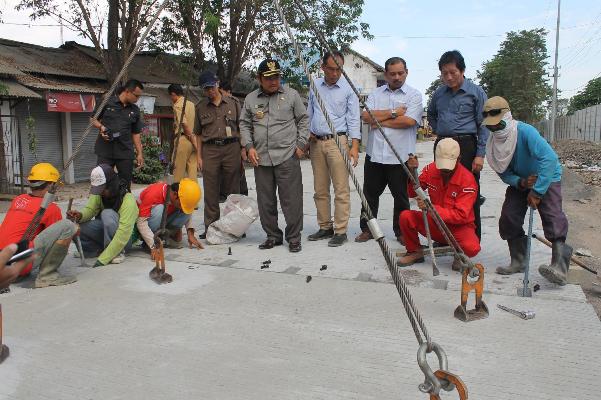 Peningkatan jalan Krian- Kemangsen dikunjungi Bupati Sidoarjo, Selasa (11/11/2014). 