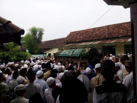 Suasana pemakaman KH Abdurrohim, Silawanpanji, Buduran