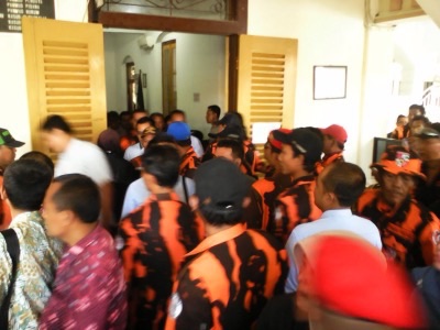 Puluhan anggota Pemuda Pancasila Sidoarjo saat mengawal sidang gugatan Parkir Berlangganan di PN Sidoarjo