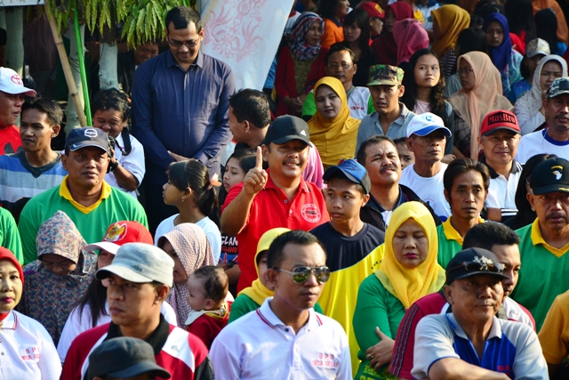 Relawan HatiKu mengacungkan jari telunjuk tanda dukungan kepada Pak Cip-Kolik