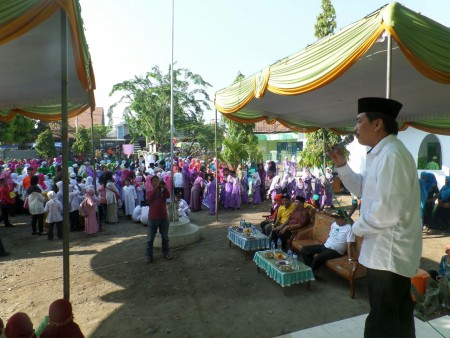 Cawabup Nur Achmad Syaifudin memberikan sambutan kepada wali dan murid TPQ se Kecamatan Krian