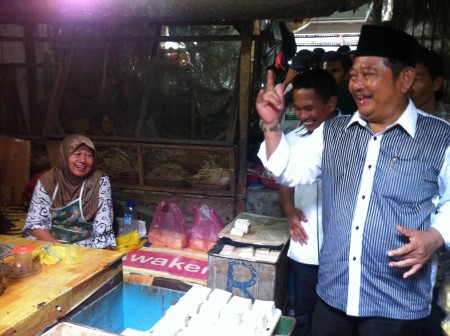 Cabup Saiful Ilah menyapa pedagang di Pasar Larangan