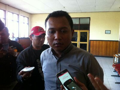 teks foto (Inilah pelaku penggelapan mobil, Brigadir Alfian usai menjalani sidang di Pengadilan Negeri Sidoarjo  