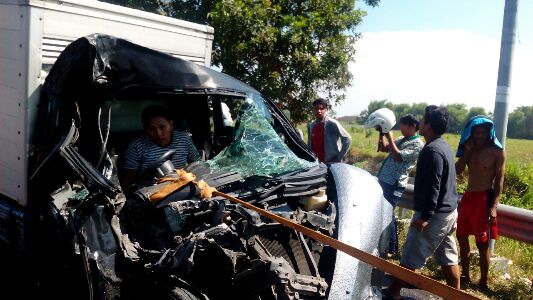 Suswandi terjepit body mobil boks yang dikendarai setelah menabrak truk