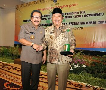 Saiful Ilah saat menerima penghargaan K3 dan Zero Accident dari Gubernur Jatim Soekarwo