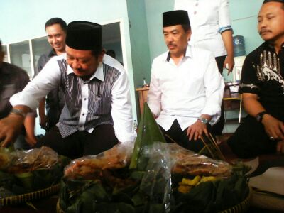 Cabup Saiful Ilah dan cawabup Nur Achmad Syaifudin potong tumpeng di balai wartawan