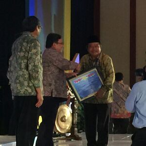 Saiful Ilah saat menjadi Bupati Sidoarjo menerima pengharhaan WTP 2014