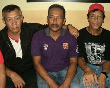 Komarudin bersama Ketua DPC PDI Perjuangan Sidoarjo Tito Pradopo saat melapor ke Polres Sidoarjo