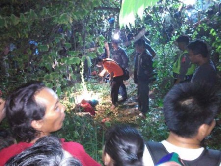 Polisi saat olah TKP penemuan mayat siswi SMP PGRI 10 Candi