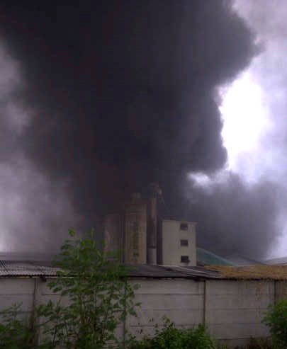 Api menghanguskan Pabrik plastik 