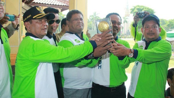 Piala Adipura yang diraih Kabupaten Sidoarjo yang kelima kalinya