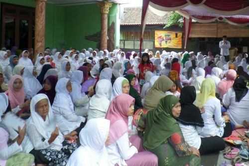 Jamaah tahlil di Desa Jogosatru, Sukodono mendengarkan apa yang disampaikan Cawabup Nur Achmad Syaifudin