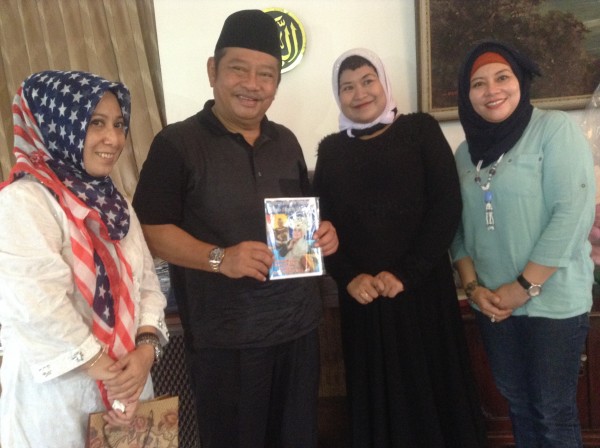 Ayunda Goba (baju hitam) bersama Saiful Ilah menunjukkan album penyanyi asli Sidoarjo itu