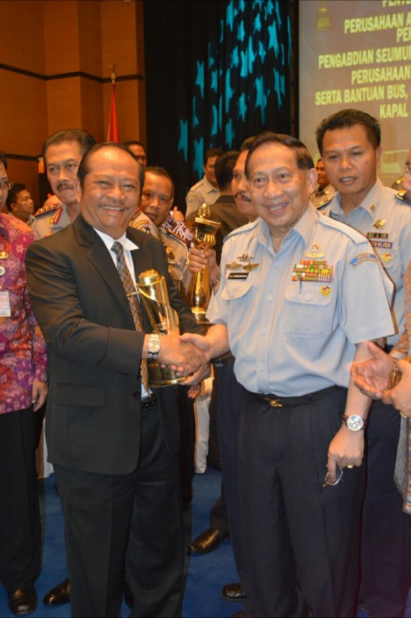 Saiful Ilah saat menjadi Bupati Sidoarjo menerima penghargaan WTN dari Menhub EE.Mangindaan