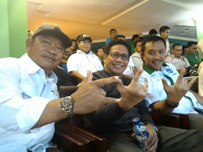 Saiful Ilah dan Menpora Imam Nahrowi menyempatkan salam tiga jari