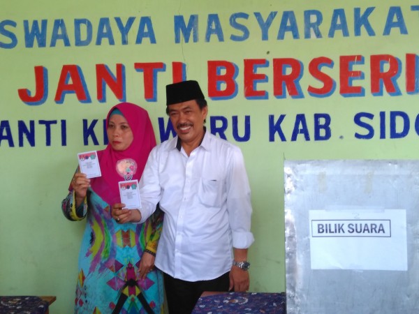 Cak Nur bersama istri menunjukkan surat suara sebelum mencoblos
