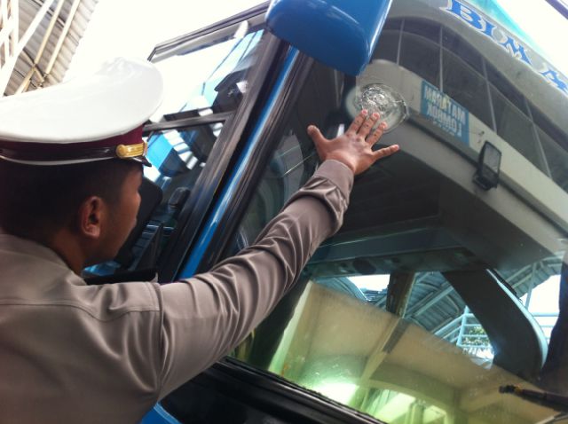 Petugas saat razia bus di Terminal Purabaya