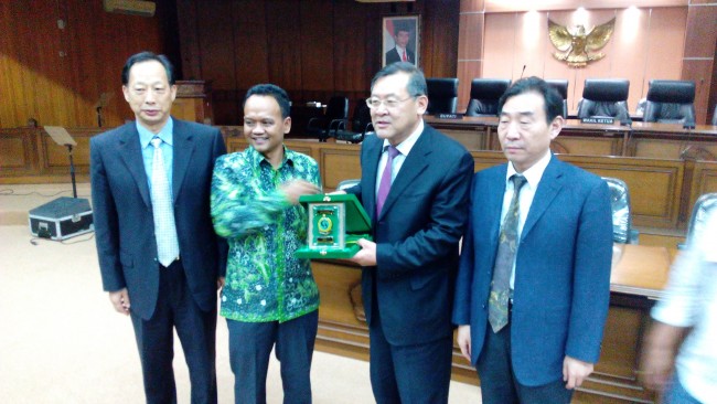 Ketua DPRD Sidoarjo Sullamul Hadi Nurmawan memberikan cinderamata kepada perwakilan Pemkot Jinan