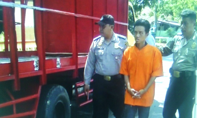 Tersangka pencuri truk saat diamankan di Polsek Jabon