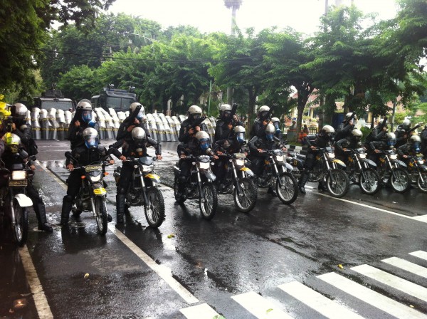 Ratusan polisi yang mengikuti pendidikan dan pembentukan di depan gedung DPRD Sidoarjo