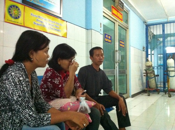 Keluarga karyawati pabrik biscuit menunggu di rumah sakit.