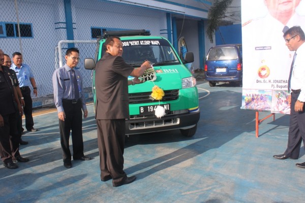 Mobil Suzuki APV bantuan dari BNI untuk PDAM Delta Tirta