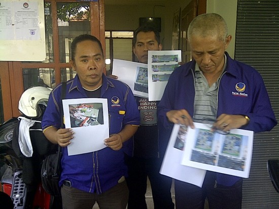 Kader Nasdem Sidoarjo mendatangi Kantor Panwas melaporkan pelanggaran pamflet dan APK siluman