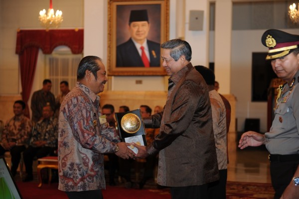 Saiful Ilah saat pertama kali menerima Piala Adipura dari Presiden SBY setelah setahun menjabat Bupati Sidoarjo